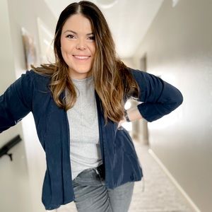 Women’s open front blazer with cinched waist navy